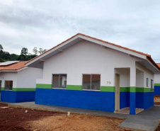 Vinte famílias que viviam em situação precária no em Boa Vista da Aparecida, município da região Oeste do Paraná, receberam as chaves da casa própria. A entrega das moradias, nesta terça-feira (27), contou com a participação de representantes do Governo do Estado, prefeitura e da Itaipu Binacional, que foram parceiros na viabilização do projeto que somou cerca de R$ 1,3 milhão de investimentos. Foto: Cohapar