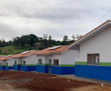 Vinte famílias que viviam em situação precária no em Boa Vista da Aparecida, município da região Oeste do Paraná, receberam as chaves da casa própria. A entrega das moradias, nesta terça-feira (27), contou com a participação de representantes do Governo do Estado, prefeitura e da Itaipu Binacional, que foram parceiros na viabilização do projeto que somou cerca de R$ 1,3 milhão de investimentos. Foto: Cohapar