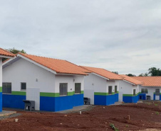 Vinte famílias que viviam em situação precária no em Boa Vista da Aparecida, município da região Oeste do Paraná, receberam as chaves da casa própria. A entrega das moradias, nesta terça-feira (27), contou com a participação de representantes do Governo do Estado, prefeitura e da Itaipu Binacional, que foram parceiros na viabilização do projeto que somou cerca de R$ 1,3 milhão de investimentos. Foto: Cohapar