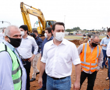 O governador Carlos Massa Ratinho Junior vistoriou nesta quinta-feira (29) as obras de modernização do Trevo Cataratas, em Cascavel, no Oeste do Estado. As máquinas começaram a operar nesta semana em uma das vias marginais, no sentido Corbélia, na primeira etapa da modernização do entroncamento rodoviário.