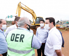 O governador Carlos Massa Ratinho Junior vistoriou nesta quinta-feira (29) as obras de modernização do Trevo Cataratas, em Cascavel, no Oeste do Estado. As máquinas começaram a operar nesta semana em uma das vias marginais, no sentido Corbélia, na primeira etapa da modernização do entroncamento rodoviário.