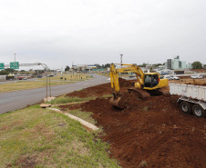O governador Carlos Massa Ratinho Junior vistoriou nesta quinta-feira (29) as obras de modernização do Trevo Cataratas, em Cascavel, no Oeste do Estado. As máquinas começaram a operar nesta semana em uma das vias marginais, no sentido Corbélia, na primeira etapa da modernização do entroncamento rodoviário.
