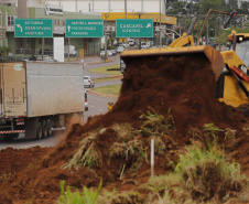 O governador Carlos Massa Ratinho Junior vistoriou nesta quinta-feira (29) as obras de modernização do Trevo Cataratas, em Cascavel, no Oeste do Estado. As máquinas começaram a operar nesta semana em uma das vias marginais, no sentido Corbélia, na primeira etapa da modernização do entroncamento rodoviário.
