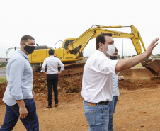 O governador Carlos Massa Ratinho Junior vistoriou nesta quinta-feira (29) as obras de modernização do Trevo Cataratas, em Cascavel, no Oeste do Estado. As máquinas começaram a operar nesta semana em uma das vias marginais, no sentido Corbélia, na primeira etapa da modernização do entroncamento rodoviário.