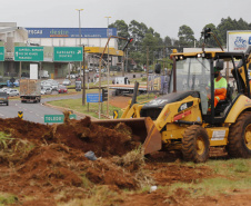O governador Carlos Massa Ratinho Junior vistoriou nesta quinta-feira (29) as obras de modernização do Trevo Cataratas, em Cascavel, no Oeste do Estado. As máquinas começaram a operar nesta semana em uma das vias marginais, no sentido Corbélia, na primeira etapa da modernização do entroncamento rodoviário.