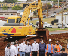 O governador Carlos Massa Ratinho Junior vistoriou nesta quinta-feira (29) as obras de modernização do Trevo Cataratas, em Cascavel, no Oeste do Estado. As máquinas começaram a operar nesta semana em uma das vias marginais, no sentido Corbélia, na primeira etapa da modernização do entroncamento rodoviário.
