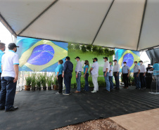 O governador Carlos Massa Ratinho Junior participa nesta quinta-feira (29) da inauguração da usina híbrida EnerDinBo, em Ouro Verde do Oeste. A geradora utilizará a luz do sol e dejetos da suinocultura para produzir energia elétrica. O investimento privado foi de R$ 12 milhões.Ouro Verde do Oeste, 29/10/2020 - Foto: Geraldo Bubniak/AEN