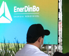 O governador Carlos Massa Ratinho Junior participa nesta quinta-feira (29) da inauguração da usina híbrida EnerDinBo, em Ouro Verde do Oeste. A geradora utilizará a luz do sol e dejetos da suinocultura para produzir energia elétrica. O investimento privado foi de R$ 12 milhões.Ouro Verde do Oeste, 29/10/2020 - Foto: Geraldo Bubniak/AEN