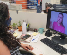 Para encerrar as atividades alusivas ao Outubro Rosa, as funcionárias da Portos do Paraná participaram nesta quinta-feira (29) de uma palestra sobre o câncer de mama. O encontro online reuniu colaboradoras e estagiárias da empresa pública para conversar sobre o tema com a diretora-geral do Instituto Peito Aberto, Fabiana Parro. Foto: Portos do Paraná