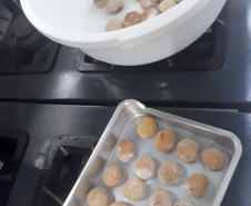 A ausência dos alunos também tem motivado algumas ações diferenciadas. Um exemplo é a distribuição de pão de mel para os alunos do Colégio Estadual Dr. Chafic Cury, em Rio Azul. As merendeiras auxiliaram no preparo dos doces para mais de 600 estudantes, que foram entregues junto com os kits de alimentação. Foto: Fundepar