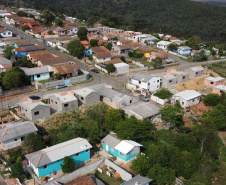Construção das 157 casas na Vila Zezo em Imbituva,  o local passará por ação completa de regularização fundiária, com demarcação dos lotes individualizados e entrega de títulos de propriedade aos moradores. Também serão feitas obras de infraestrutura complementar para urbanização completa da região.13/10/2020 - Foto: Geraldo Bubniak/AEN