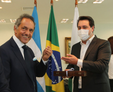 O governador Carlos Massa Ratinho Junior recebe  nesta terca-feira (10) o embaixador da Argentina, Daniel Scioli no Palacio Iguacu. Curitiba, 10/11/2020. Foto: Geraldo Bubniak/AEN