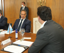 O governador Carlos Massa Ratinho Junior recebe  nesta terca-feira (10) o embaixador da Argentina, Daniel Scioli no Palacio Iguacu. Curitiba, 10/11/2020. Foto: Geraldo Bubniak/AEN