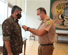 O governador em exercicio Darci Piana entrega nesta quarta-feira (11) a Medalha do Merito da Casa Militar ao lado do  Chefe da Casa Militar Tenente-Coronel Welby Pereira Sales para o Secretário da Segurança Pública do Paraná, coronel Romulo Marinho Soares, Presidente do Tribunal de Justiça, desembargador Adalberto Jorge Xisto Pereira e para o comandante da 5ª Divisão do Exército Brasileiro, general Carlos José Russo Assumpção Penteado.   Curitiba, 27/08/2020 -  Foto: Geraldo Bubniak/AEN