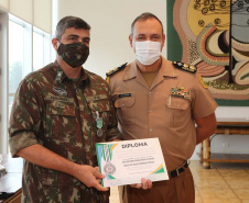 O governador em exercicio Darci Piana entrega nesta quarta-feira (11) a Medalha do Merito da Casa Militar ao lado do  Chefe da Casa Militar Tenente-Coronel Welby Pereira Sales para o Secretário da Segurança Pública do Paraná, coronel Romulo Marinho Soares, Presidente do Tribunal de Justiça, desembargador Adalberto Jorge Xisto Pereira e para o comandante da 5ª Divisão do Exército Brasileiro, general Carlos José Russo Assumpção Penteado.   Curitiba, 27/08/2020 -  Foto: Geraldo Bubniak/AEN