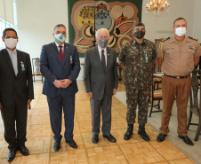 O governador em exercicio Darci Piana entrega nesta quarta-feira (11) a Medalha do Merito da Casa Militar ao lado do  Chefe da Casa Militar Tenente-Coronel Welby Pereira Sales para o Secretário da Segurança Pública do Paraná, coronel Romulo Marinho Soares, Presidente do Tribunal de Justiça, desembargador Adalberto Jorge Xisto Pereira e para o comandante da 5ª Divisão do Exército Brasileiro, general Carlos José Russo Assumpção Penteado.   Curitiba, 27/08/2020 -  Foto: Geraldo Bubniak/AEN