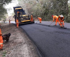 Trecho da PR-462, na região Centro-Oeste, recebeu serviços de conservação para melhor atender futura demanda de visitantes a ponto turístico famoso.
Foto: DER