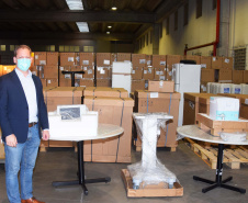 A Secretaria de Estado da Saúde cedeu 12 respiradores e 12 monitores para equipar leitos de UTI exclusivos Covid-19 para a Secretaria Municipal de Curitiba. Os equipamentos serão levados ao Hospital Universitário Evangélico Mackenzie para ativação de 12 UTIs nesta sexta-feira (20). Foto: Américo Antonio/SESA