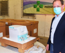 A Secretaria de Estado da Saúde cedeu 12 respiradores e 12 monitores para equipar leitos de UTI exclusivos Covid-19 para a Secretaria Municipal de Curitiba. Os equipamentos serão levados ao Hospital Universitário Evangélico Mackenzie para ativação de 12 UTIs nesta sexta-feira (20). Foto: Américo Antonio/SESA
