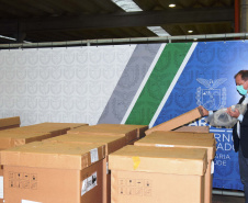A Secretaria de Estado da Saúde cedeu 12 respiradores e 12 monitores para equipar leitos de UTI exclusivos Covid-19 para a Secretaria Municipal de Curitiba. Os equipamentos serão levados ao Hospital Universitário Evangélico Mackenzie para ativação de 12 UTIs nesta sexta-feira (20). Foto: Américo Antonio/SESA