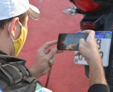 Talonário eletrônico desenvolvido pelo Detran já começa a ser usado pela Polícia Militar do Paraná. Foto:: Adilson Pieczykolan Santana/Detran