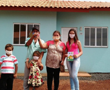 Representantes do Governo do Estado e da Prefeitura de Coronel Vivida entregaram nesta sexta-feira (27) as chaves de 21 casas a famílias que viviam em situação de vulnerabilidade social na cidade. Com a conclusão do empreendimento, chega a 78 o número de moradias populares entregues na região Sudoeste do Paraná apenas nesta semana. Foto: Eduardo Cioatto / Cohapar