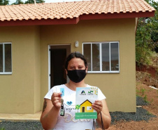 Representantes do Governo do Estado e da Prefeitura de Coronel Vivida entregaram nesta sexta-feira (27) as chaves de 21 casas a famílias que viviam em situação de vulnerabilidade social na cidade. Com a conclusão do empreendimento, chega a 78 o número de moradias populares entregues na região Sudoeste do Paraná apenas nesta semana. Foto: Eduardo Cioatto / Cohapar