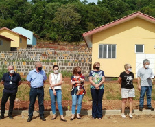 Representantes do Governo do Estado e da Prefeitura de Coronel Vivida entregaram nesta sexta-feira (27) as chaves de 21 casas a famílias que viviam em situação de vulnerabilidade social na cidade. Com a conclusão do empreendimento, chega a 78 o número de moradias populares entregues na região Sudoeste do Paraná apenas nesta semana. Foto: Eduardo Cioatto / Cohapar