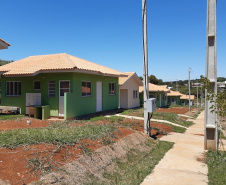 Representantes do Governo do Estado, Governo Federal e da Prefeitura de Santa Maria do Oeste entregaram nesta sexta-feira (27) as chaves de 31 casas populares a famílias do município, localizado na região central do Paraná. O projeto recebeu R$ 2 milhões de investimentos do Fundo de Garantia do Tempo de Serviço (FGTS), além de contrapartidas dos órgãos envolvidos. (Foto: Elmar Vornes / Cohapar)