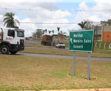 Obra de duplicação da PR-323 no perímetro urbano de Umuarama. O trecho é de 4,4 quilômetros, e vai do trevo do ?Gauchão? até o acesso à Mariluz, no entroncamento com a PR-468. Também serão construídas vias marginais nos dois sentidos, além de duas intersecções em desnível. Na foto,  Altevir Correia da Silva funcionario da Autoposto Gauchao.19/11/2020 - Foto: Geraldo Bubniak/AEN