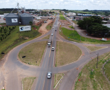 Obra de duplicação da PR-323 no perímetro urbano de Umuarama. O trecho é de 4,4 quilômetros, e vai do trevo do ?Gauchão? até o acesso à Mariluz, no entroncamento com a PR-468. Também serão construídas vias marginais nos dois sentidos, além de duas intersecções em desnível. Na foto,  Altevir Correia da Silva funcionario da Autoposto Gauchao.19/11/2020 - Foto: Geraldo Bubniak/AEN