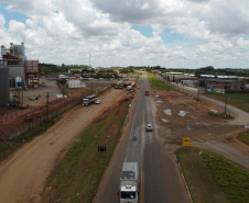 Obra de duplicação da PR-323 no perímetro urbano de Umuarama. O trecho é de 4,4 quilômetros, e vai do trevo do ?Gauchão? até o acesso à Mariluz, no entroncamento com a PR-468. Também serão construídas vias marginais nos dois sentidos, além de duas intersecções em desnível. Na foto,  Altevir Correia da Silva funcionario da Autoposto Gauchao.19/11/2020 - Foto: Geraldo Bubniak/AEN