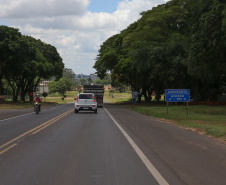Obra de duplicação da PR-323 no perímetro urbano de Umuarama. O trecho é de 4,4 quilômetros, e vai do trevo do ?Gauchão? até o acesso à Mariluz, no entroncamento com a PR-468. Também serão construídas vias marginais nos dois sentidos, além de duas intersecções em desnível. Na foto,  Altevir Correia da Silva funcionario da Autoposto Gauchao.19/11/2020 - Foto: Geraldo Bubniak/AEN