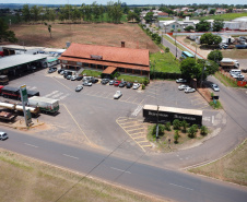 Obra de duplicação da PR-323 no perímetro urbano de Umuarama. O trecho é de 4,4 quilômetros, e vai do trevo do ?Gauchão? até o acesso à Mariluz, no entroncamento com a PR-468. Também serão construídas vias marginais nos dois sentidos, além de duas intersecções em desnível. Na foto,  Altevir Correia da Silva funcionario da Autoposto Gauchao.19/11/2020 - Foto: Geraldo Bubniak/AEN