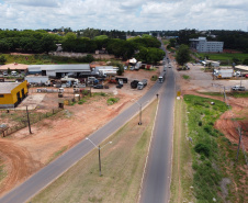 Obra de duplicação da PR-323 no perímetro urbano de Umuarama. O trecho é de 4,4 quilômetros, e vai do trevo do ?Gauchão? até o acesso à Mariluz, no entroncamento com a PR-468. Também serão construídas vias marginais nos dois sentidos, além de duas intersecções em desnível. Na foto,  Altevir Correia da Silva funcionario da Autoposto Gauchao.19/11/2020 - Foto: Geraldo Bubniak/AEN