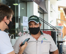 Obra de duplicação da PR-323 no perímetro urbano de Umuarama. O trecho é de 4,4 quilômetros, e vai do trevo do ?Gauchão? até o acesso à Mariluz, no entroncamento com a PR-468. Também serão construídas vias marginais nos dois sentidos, além de duas intersecções em desnível. Na foto,  Altevir Correia da Silva funcionario da Autoposto Gauchao.19/11/2020 - Foto: Geraldo Bubniak/AEN