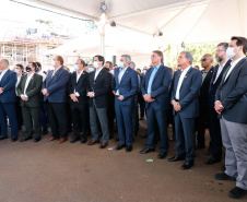 A Ponte da Integração Brasil – Paraguai atingiu quase 45% de execução em novembro, um ano e três meses após o início da construção, no Rio Paraná, em Foz do Iguaçu (Oeste). Nesta terça-feira (01), o governador Carlos Massa Ratinho Junior recebeu os presidentes Jair Bolsonaro e Mario Abdo Benítez e os acompanhou na vistoria à obra. 