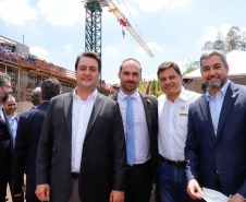 A Ponte da Integração Brasil – Paraguai atingiu quase 45% de execução em novembro, um ano e três meses após o início da construção, no Rio Paraná, em Foz do Iguaçu (Oeste). Nesta terça-feira (01), o governador Carlos Massa Ratinho Junior recebeu os presidentes Jair Bolsonaro e Mario Abdo Benítez e os acompanhou na vistoria à obra. 
