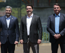 A Ponte da Integração Brasil – Paraguai atingiu quase 45% de execução em novembro, 1 ano e 3 meses após o início da construção nas margens do Rio Paraná. A marca foi celebrada com uma visita dos presidentes Jair Bolsonaro e Mario Abdo Benítez às obras nesta terça-feira (1º). O governador Carlos Massa Ratinho Junior, um dos responsáveis pela articulação com a Itaipu Binacional para tirar o projeto do papel, também acompanhou o evento.