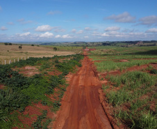 Um convênio entre Itaipu Binacional, Departamento Nacional de Infraestrutura de Transportes (DNIT) e Governo do Paraná vai garantir a execução das obras no trecho paranaense da BR-487, mais conhecida como Estrada Boiadeira. O trecho de 47 km liga os municípios Icaraíma (Porto Camargo) e Umuarama (Serra dos Dourados), no Noroeste do Paraná, e deve estar pronto até início de 2022. 19/11/2020 - Foto: Geraldo Bubniak/AEN