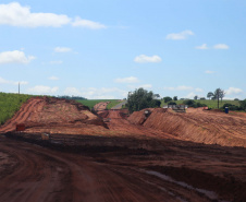 Um convênio entre Itaipu Binacional, Departamento Nacional de Infraestrutura de Transportes (DNIT) e Governo do Paraná vai garantir a execução das obras no trecho paranaense da BR-487, mais conhecida como Estrada Boiadeira. O trecho de 47 km liga os municípios Icaraíma (Porto Camargo) e Umuarama (Serra dos Dourados), no Noroeste do Paraná, e deve estar pronto até início de 2022. 19/11/2020 - Foto: Geraldo Bubniak/AEN