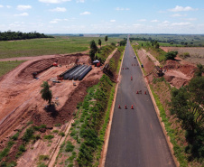Um convênio entre Itaipu Binacional, Departamento Nacional de Infraestrutura de Transportes (DNIT) e Governo do Paraná vai garantir a execução das obras no trecho paranaense da BR-487, mais conhecida como Estrada Boiadeira. O trecho de 47 km liga os municípios Icaraíma (Porto Camargo) e Umuarama (Serra dos Dourados), no Noroeste do Paraná, e deve estar pronto até início de 2022. 19/11/2020 - Foto: Geraldo Bubniak/AEN