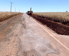 O Departamento de Estradas de Rodagem do Paraná (DER/PR) está realizando melhorias em
um trecho de 31,48 quilômetros da PR-518, de Santa Mariana até o rio Paranapanema, divisa
com São Paulo, no Norte Pioneiro.Foto: DER