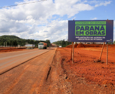 Obra de implantação do acesso às indústrias de Pitanga. São construídas marginais em um trecho de 4,2 quilômetros da PR-466, perto do posto da Polícia Rodoviária Estadual, o projeto prevê pistas paralelas à rodovia em ambos os sentidos, totalizando 8,4 quilômetros de extensão. 19/11/2020 - Foto: Geraldo Bubniak/AEN
