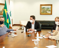 O Governo do Estado ampliou as medidas restritivas para evitar a propagação do novo coronavírus e conter o aumento das infecções no Paraná. O decreto 6294/2020, editado nesta quinta-feira (03), estabelece, entre outras regras, a proibição de confraternizações e eventos presenciais que causem aglomerações com grupos de mais de 10 pessoas, excluídas da contagem crianças de até 14 anos. 