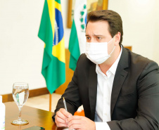 O Governo do Estado ampliou as medidas restritivas para evitar a propagação do novo coronavírus e conter o aumento das infecções no Paraná. O decreto 6294/2020, editado nesta quinta-feira (03), estabelece, entre outras regras, a proibição de confraternizações e eventos presenciais que causem aglomerações com grupos de mais de 10 pessoas, excluídas da contagem crianças de até 14 anos. 