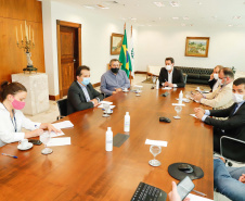 O Governo do Estado ampliou as medidas restritivas para evitar a propagação do novo coronavírus e conter o aumento das infecções no Paraná. O decreto 6294/2020, editado nesta quinta-feira (03), estabelece, entre outras regras, a proibição de confraternizações e eventos presenciais que causem aglomerações com grupos de mais de 10 pessoas, excluídas da contagem crianças de até 14 anos. 