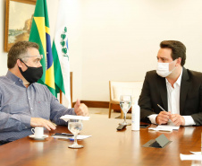 O Governo do Estado ampliou as medidas restritivas para evitar a propagação do novo coronavírus e conter o aumento das infecções no Paraná. O decreto 6294/2020, editado nesta quinta-feira (03), estabelece, entre outras regras, a proibição de confraternizações e eventos presenciais que causem aglomerações com grupos de mais de 10 pessoas, excluídas da contagem crianças de até 14 anos. 