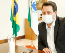 O Governo do Estado ampliou as medidas restritivas para evitar a propagação do novo coronavírus e conter o aumento das infecções no Paraná. O decreto 6294/2020, editado nesta quinta-feira (03), estabelece, entre outras regras, a proibição de confraternizações e eventos presenciais que causem aglomerações com grupos de mais de 10 pessoas, excluídas da contagem crianças de até 14 anos. 