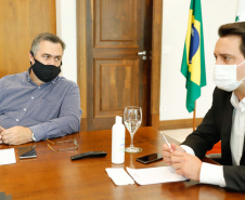 O Governo do Estado ampliou as medidas restritivas para evitar a propagação do novo coronavírus e conter o aumento das infecções no Paraná. O decreto 6294/2020, editado nesta quinta-feira (03), estabelece, entre outras regras, a proibição de confraternizações e eventos presenciais que causem aglomerações com grupos de mais de 10 pessoas, excluídas da contagem crianças de até 14 anos. 